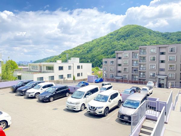 ロジェ宮の森 駐車場