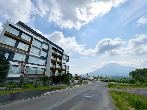 ホテル外観と羊蹄山。