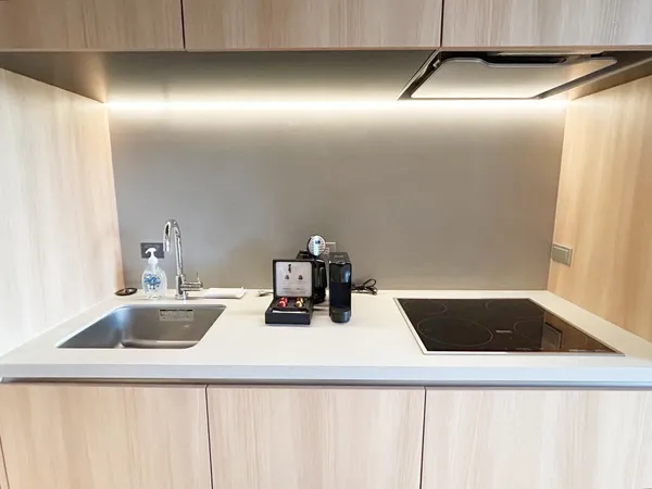 キッチンが完備。冷蔵庫や電子レンジ等はもちろん、調理器具や食器・カトラリー類も揃っています。