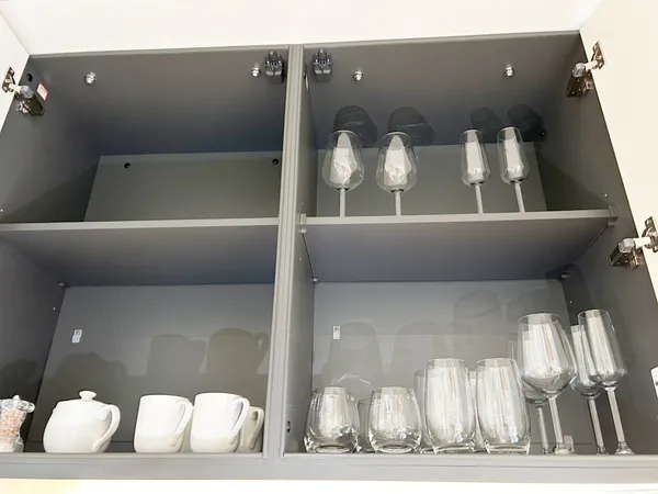 キッチンが完備。冷蔵庫や電子レンジ等はもちろん、調理器具や食器・カトラリー類も揃っています。