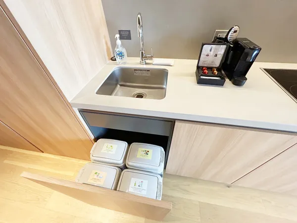 キッチンが完備。冷蔵庫や電子レンジ等はもちろん、調理器具や食器・カトラリー類も揃っています。