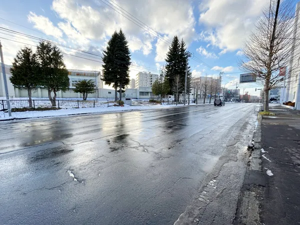 南西側前面道路（幅員　約２０．０ｍ）