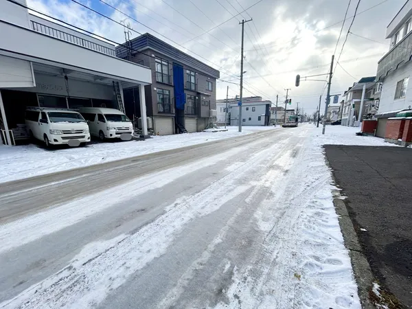 東側前面道路（幅員　約１４．５ｍ）