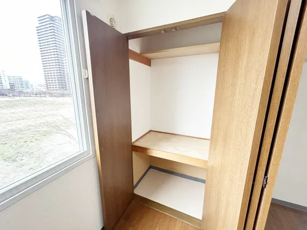 洋室　収納②