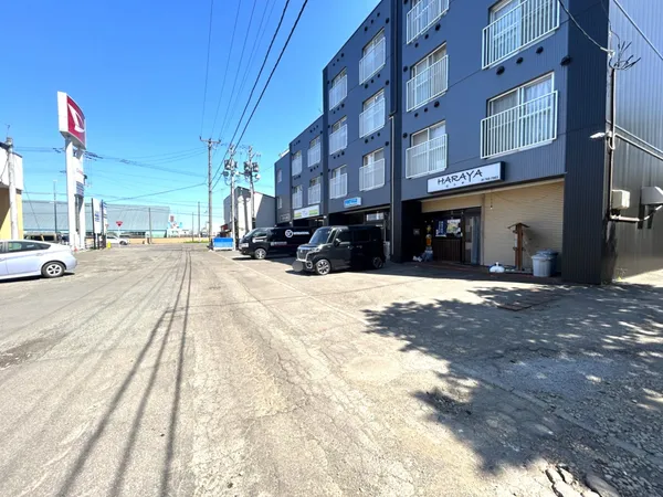 北西側前面道路　（幅員　約１０．９ｍ）