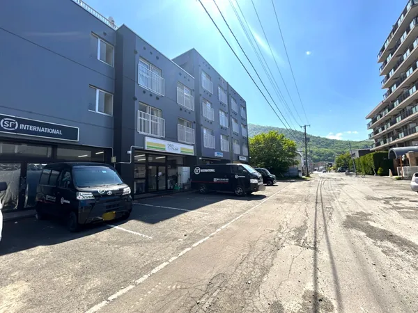 北西側前面道路　（幅員　約１０．９ｍ）