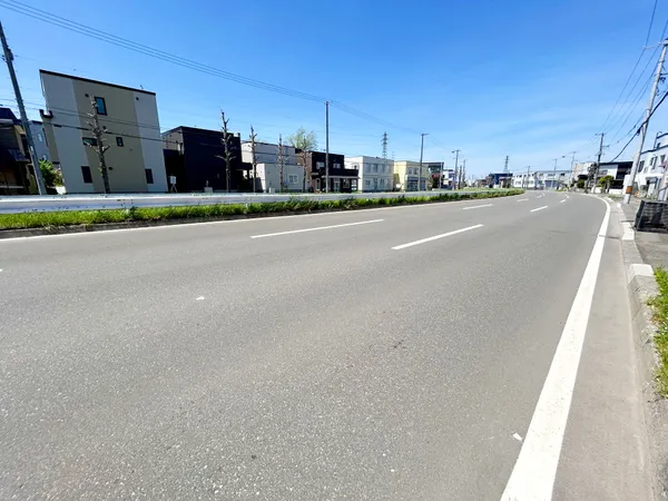 南西側前面道路(厚別通)　幅員　約３５．０ｍ
