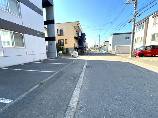 北東側前面道路（幅員　約８．０ｍ）