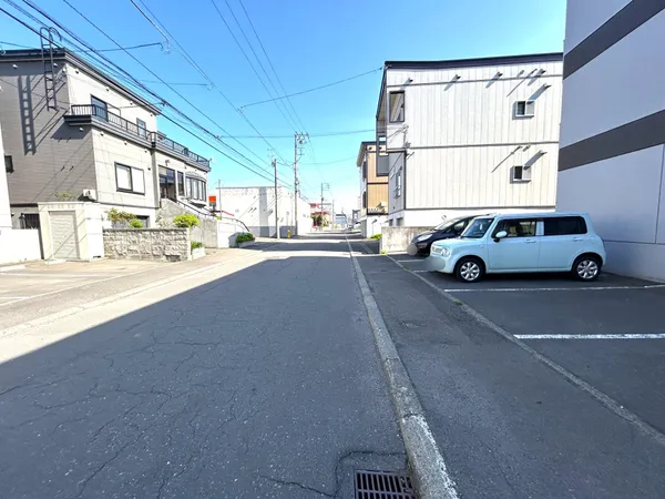 北東側前面道路（幅員　約８．０ｍ）