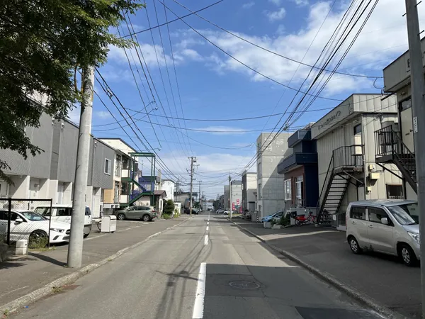 北東側前面道路（幅員　約１１．０ｍ）