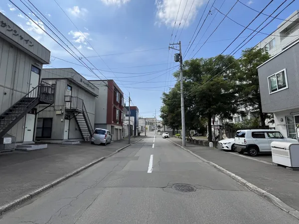 北東側前面道路（幅員　約１１．０ｍ）