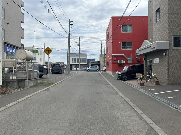 新川5条1丁目 一棟マンション 前面道路含む外観 新川5条1丁目 一棟マンション 前面道路含む外観
