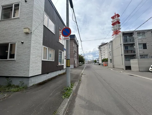 北西側前面道路（幅員：約１０．９ｍ）