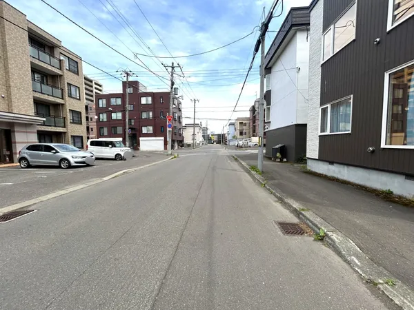 北西側前面道路（幅員：約１０．９ｍ）