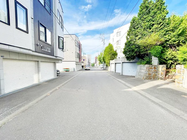 南東側前面道路（幅員　約８．０ｍ）　