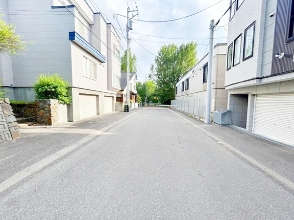 南東側前面道路（幅員　約８．０ｍ）