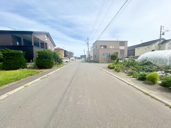 南側前面道路　幅員：約８．０ｍ　接道：約１２．０ｍ