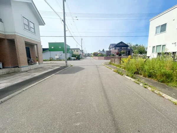 南側前面道路　幅員：約８．０ｍ　接道：約１２．０ｍ
