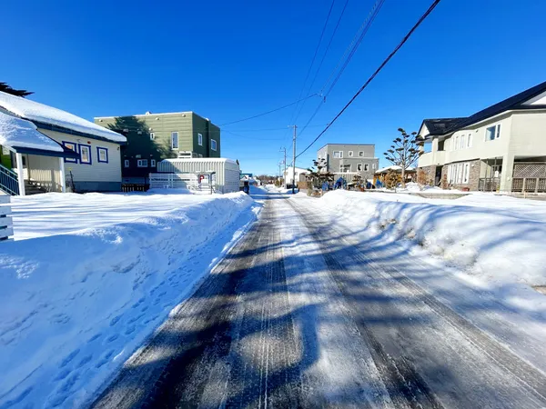 北東側前面道路