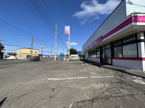 店舗前面の駐車スペース※現在営業中のため閉店後に撤去される看板等がございます