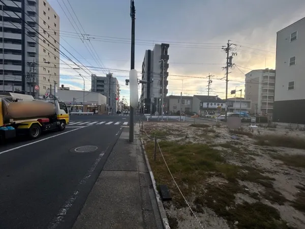 前面道路含む外観