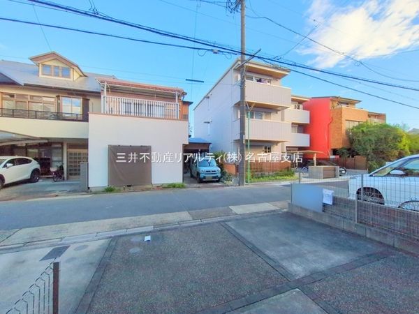 前面道路含む外観