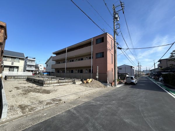 中村区諏訪町1丁目 1号棟 前面道路含む外観 中村区諏訪町1丁目 1号棟 前面道路含む外観