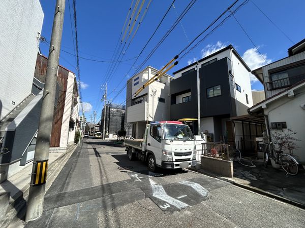 西区児玉3丁目 1号棟 前面道路含む外観