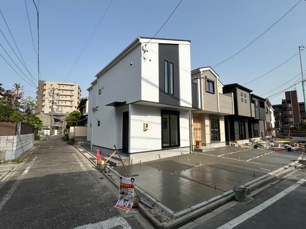 西区稲生町6丁目 新築戸建 前面道路含む外観 西区稲生町6丁目 新築戸建 前面道路含む外観