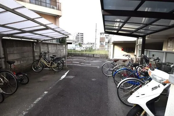 屋根付き駐輪場有り