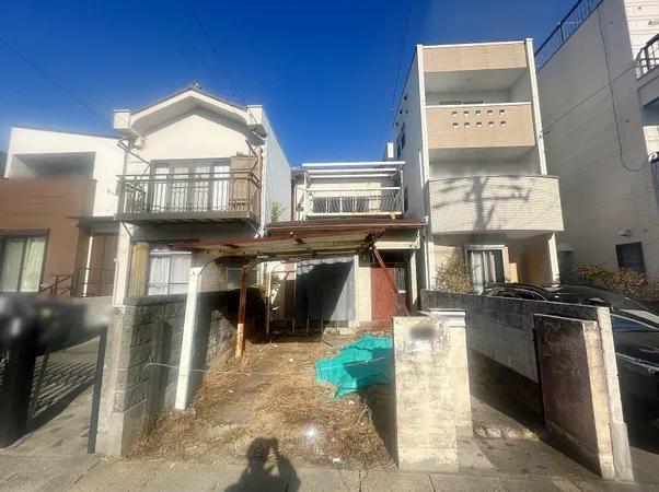 土地面積約80.52平米の売地でございます。南東側が道路のため、陽当り良好です。