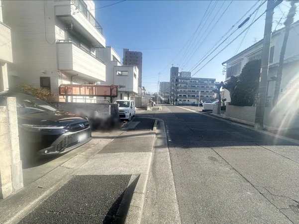前面道路の写真でございます。南東側に道路があるため、陽当り良好です。