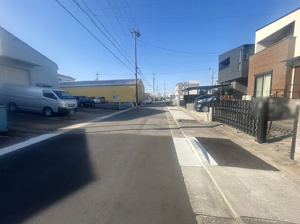 前面道路の写真でございます。南東側に道路があるため、陽当り良好です。