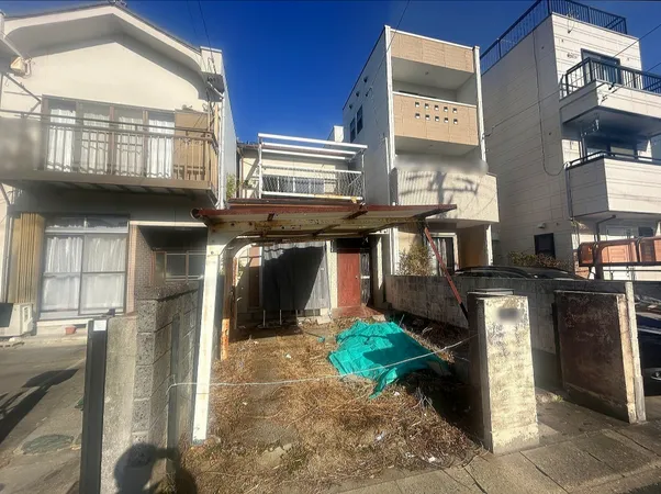 土地面積約80.52平米の売地でございます。南東側が道路のため、陽当り良好です。