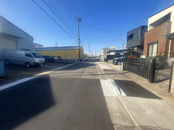 前面道路の写真でございます。南東側に道路があるため、陽当り良好です。