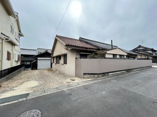 現地写真　　約157.99坪の広々とした土地で、野並駅徒歩4分の好立地。建物解体更地渡しで、建築条件もなく自由なプランで住まいづくりが可能です。