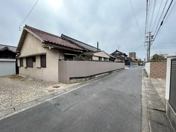 現地写真　　約157.99坪の広々とした土地で、野並駅徒歩4分の好立地。建物解体更地渡しで、建築条件もなく自由なプランで住まいづくりが可能です。