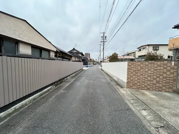 前面道路幅員約3.8ｍに面し、間口は約21.6ｍと広く使いやすい北東向きの土地です。建築計画の自由度が高く、多様なプランに対応できます。