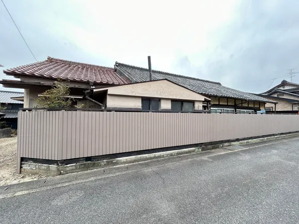 現地写真　　約157.99坪の広々とした土地で、野並駅徒歩4分の好立地。建物解体更地渡しで、建築条件もなく自由なプランで住まいづくりが可能です。