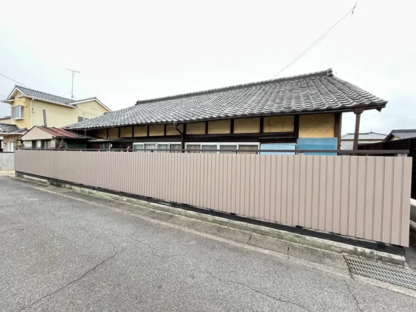 現地写真　　約157.99坪の広々とした土地で、野並駅徒歩4分の好立地。建物解体更地渡しで、建築条件もなく自由なプランで住まいづくりが可能です。