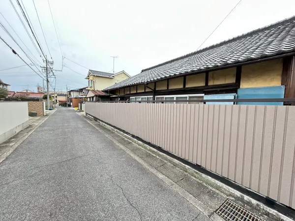 現地写真　　約157.99坪の広々とした土地で、野並駅徒歩4分の好立地。建物解体更地渡しで、建築条件もなく自由なプランで住まいづくりが可能です。