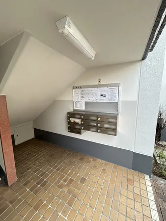 郵便受けと掲示板です。照明が備わり、夜間も安心して郵便物の受け取りが可能です。