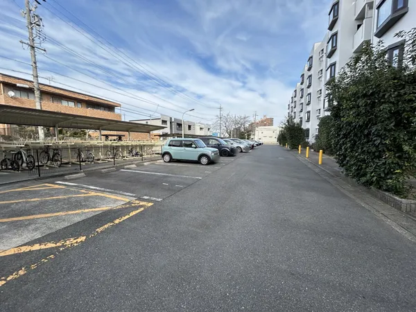 敷地内駐車場と自転車置き場です。屋根付きの駐輪場が並び、雨天時も安心して利用できます。