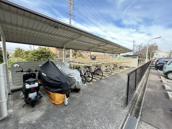 バイク置場と駐輪場です。自転車が多数停められるラックが設けられています。