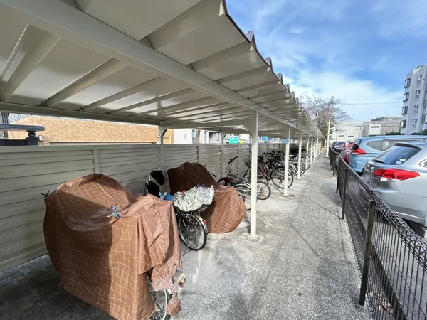 駐輪場です。屋根付きの駐輪場は、自転車が雨や雪から守られる設計です。
