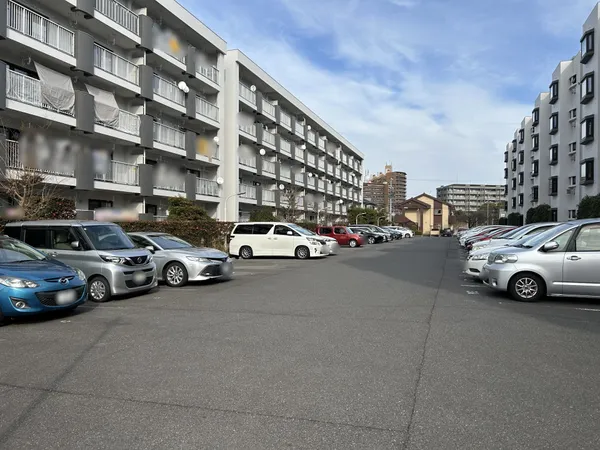 敷地内には駐車場が整備されています。車の出し入れや来客対応もスムーズに感じられる環境です。