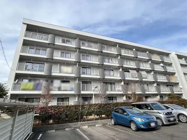 外観です。各住戸には窓とバルコニーがあり、採光や通風が期待できる設計です。