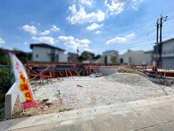 名東区梅森坂1丁目 4号棟 前面道路含む外観 名東区梅森坂1丁目 4号棟 前面道路含む外観