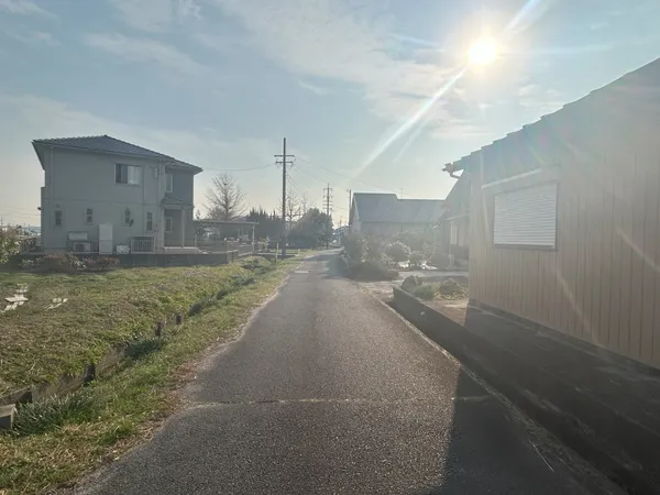 前面道路含む外観写真です。角地で、道路間口は北側が約19.8ｍ、東側が20.6ｍございます。