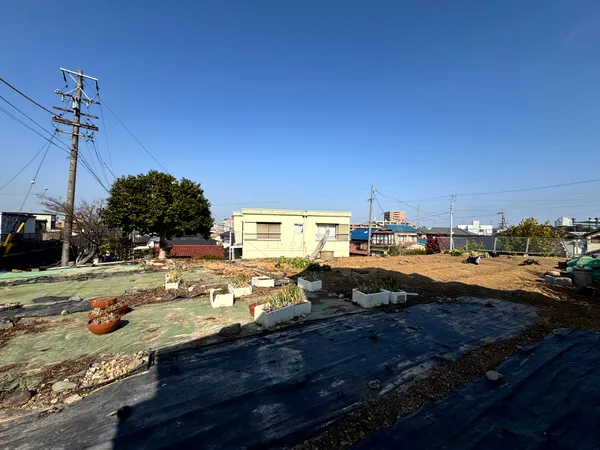 中京競馬場前駅徒歩6分の好立地に、土地約215.99坪の広々敷地。建築条件無し・解体更地渡しで周辺環境も充実。多彩な用途に対応可能です。